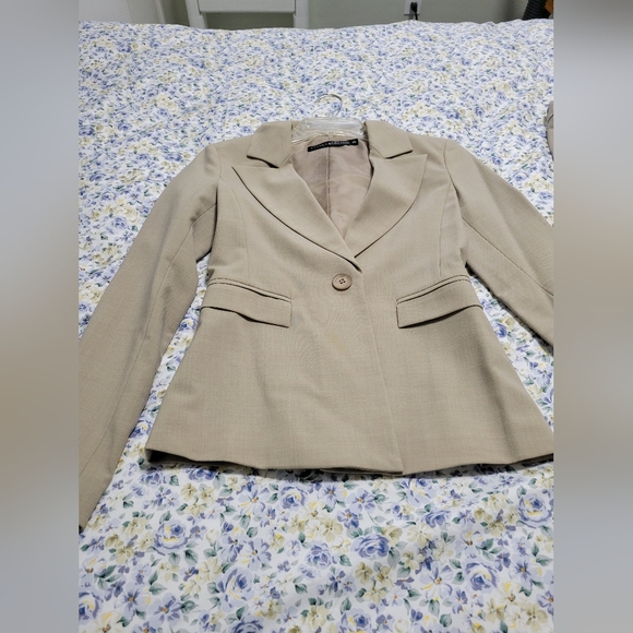 Ariztia Talula Babaton Suit. BEIGE Blazer Size XS, Pants Size 2. - Picture 2 of 5